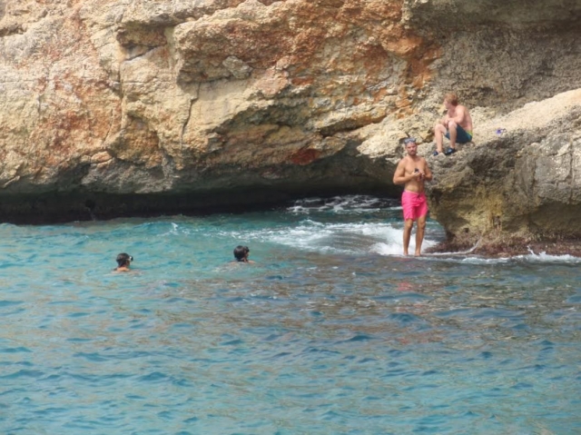 Sentado en la cala frente al mar.jpg